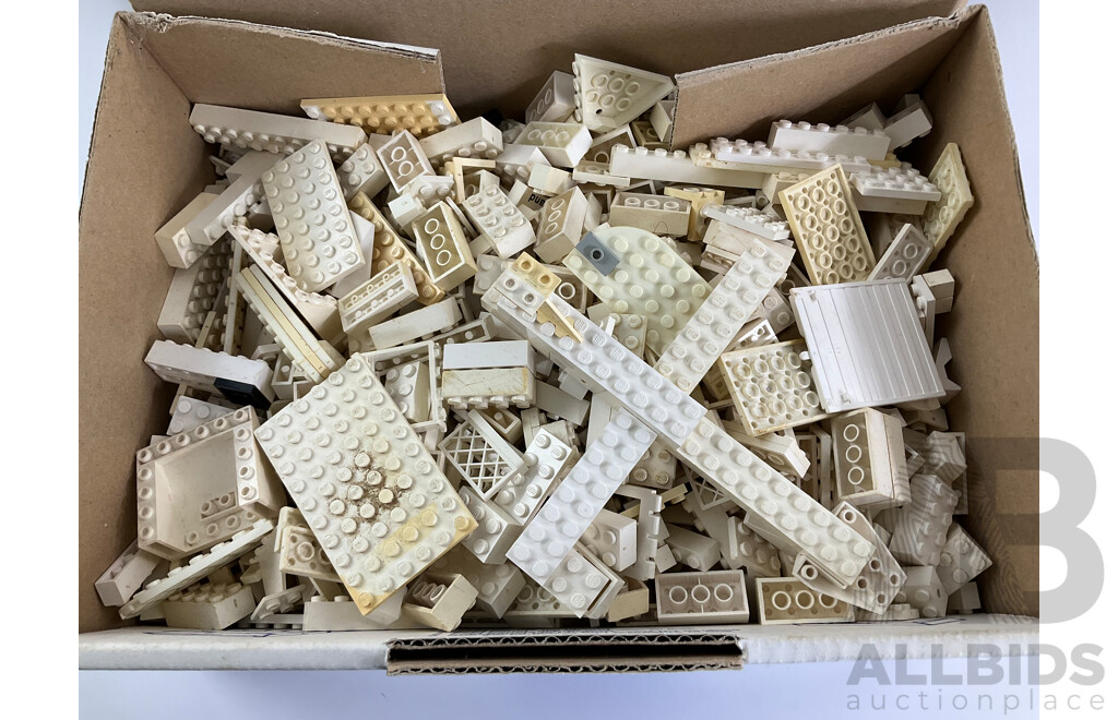 Collection of Vintage Lego Sorted Into Colours, Red, White, Black, Approximately 4 Kilograms