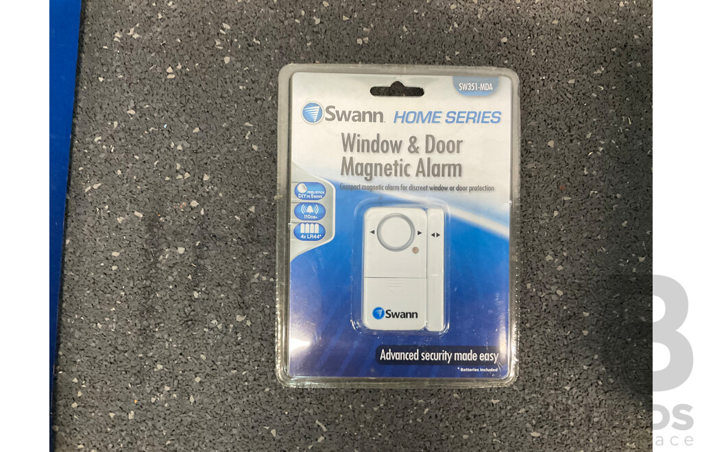 SWANN Security Camera, PIR Motion Light Alarms and Door Magnetic Alarm, VISION Cleaning Kit - Lot of 7