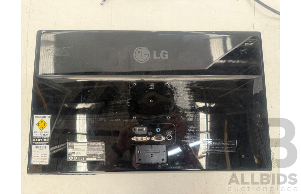 2x LG Flatron E2351VR LED 23Inch Monitors + Dual Monitor Desk Mount with USB Plugs