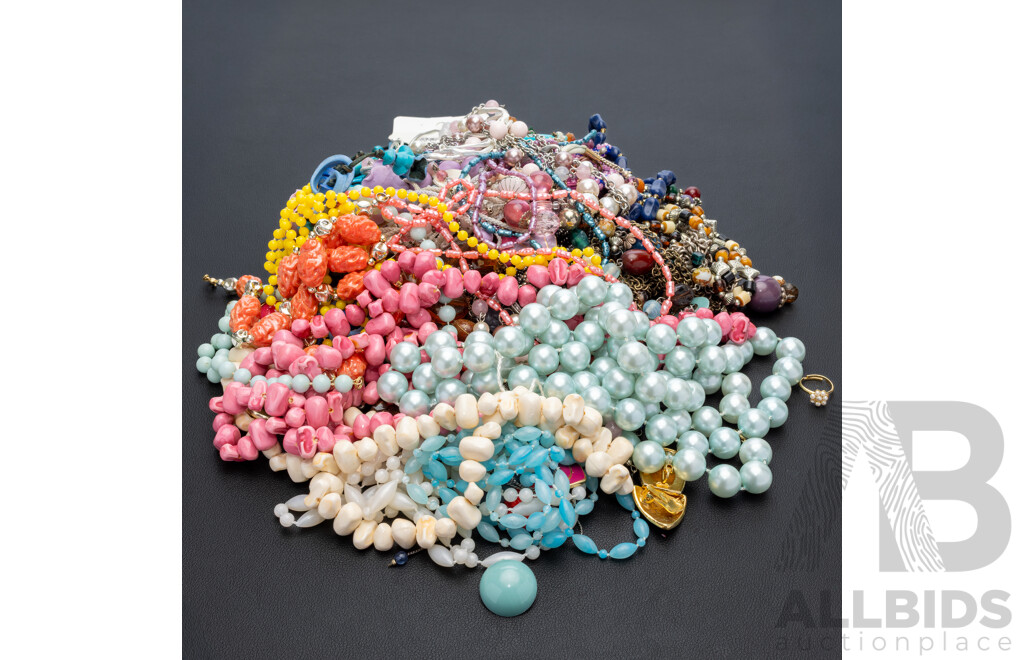 Collection of Vintage Mixed Jewellery Items Including Beaded Necklace and Clip on Earrings, 1422 Grams