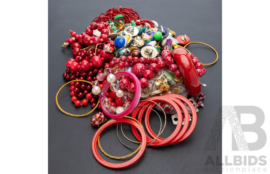 Collection of Vintage Mixed Jewellery Items Including Beaded Necklace and Clip on Earrings, 1062 Grams