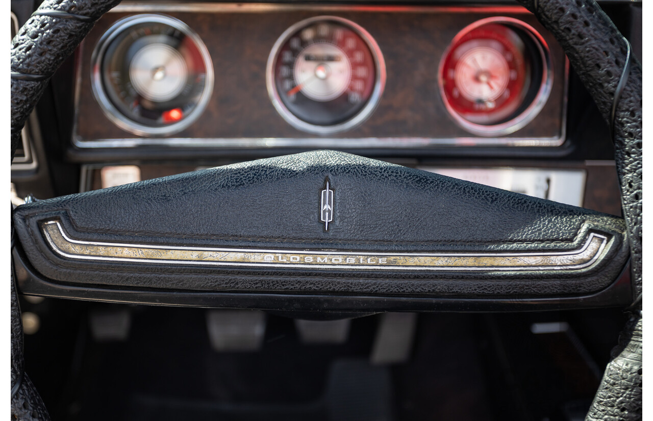 01/1970 Oldsmobile 442 (Cutlass) 2d Convertible Matador Red / White Roof 455ci Rocket V8 7.3L