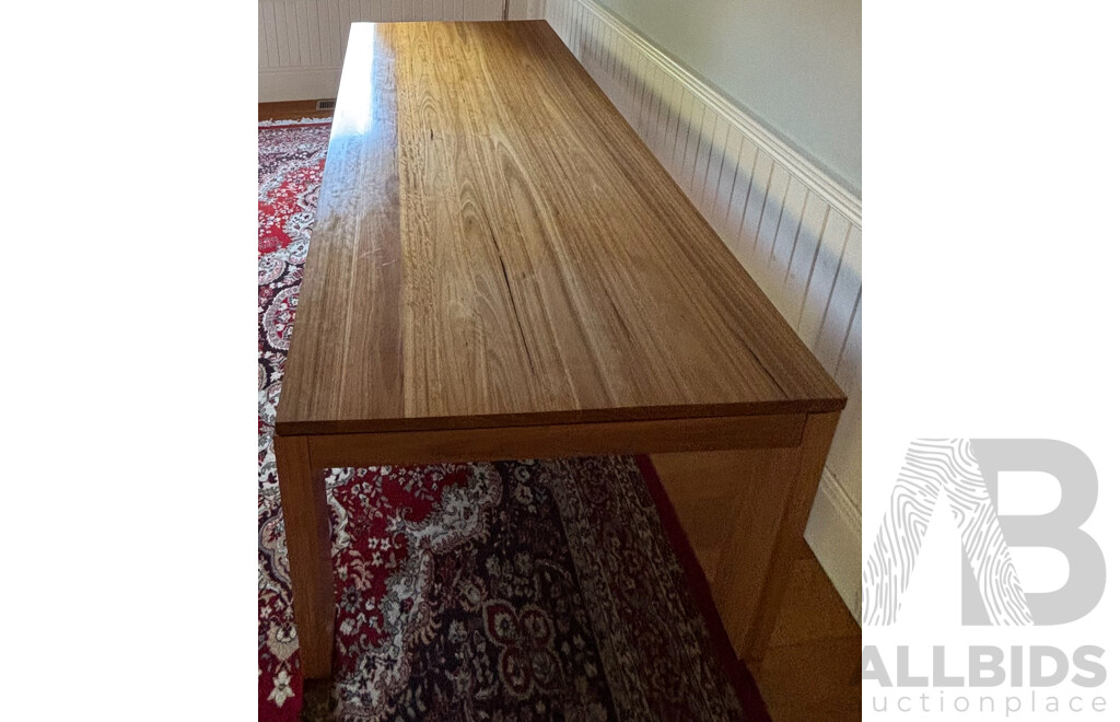 FREEDOM Hensley Dinning Table