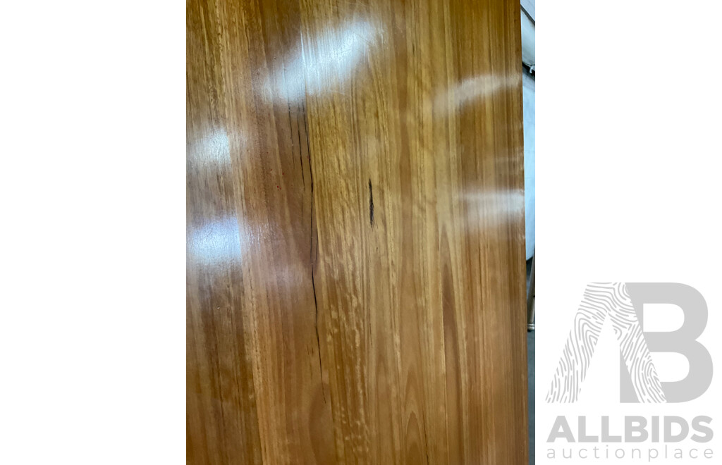 FREEDOM Hensley Dinning Table