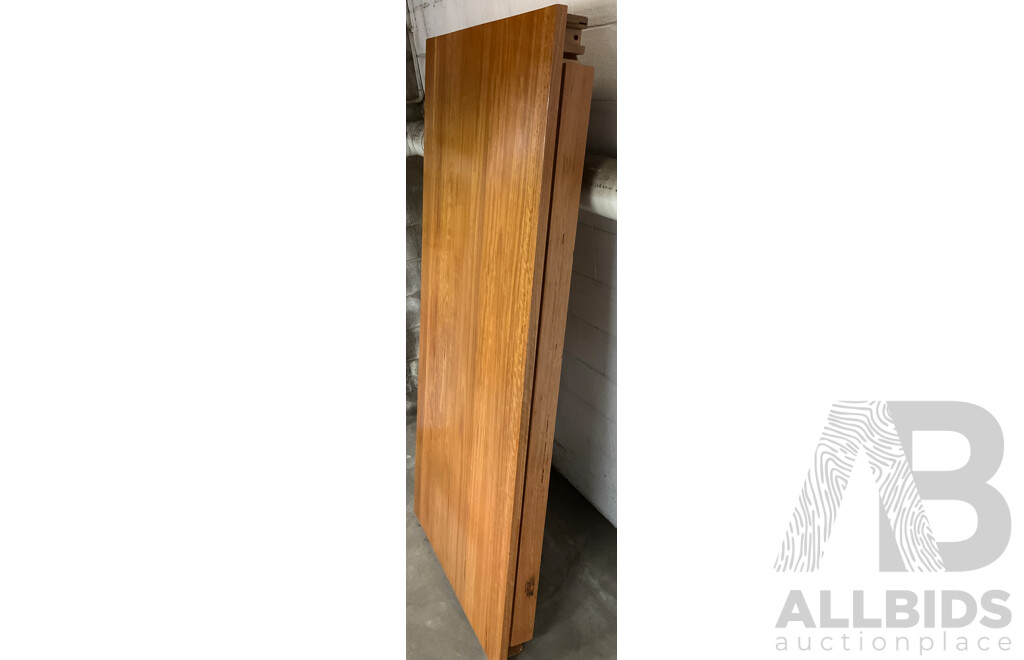 FREEDOM Hensley Dinning Table