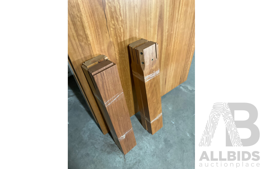 FREEDOM Hensley Dinning Table