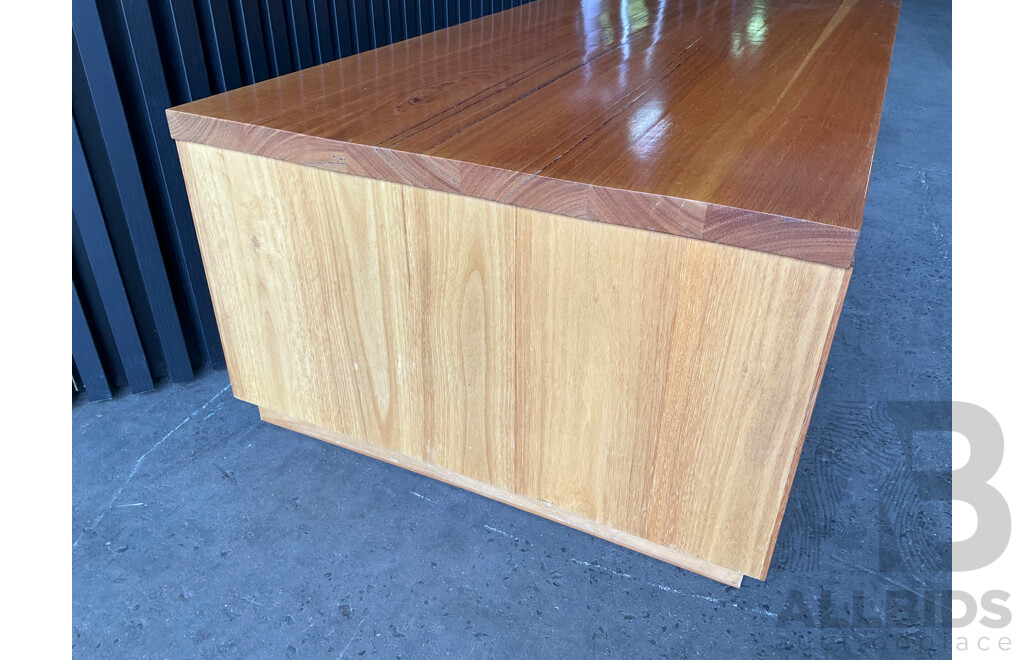 FREEDOM Hensley Coffee Table