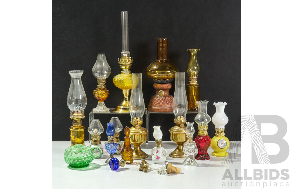 Good Collection of Various Modern and Vintage Glass Oil Lamps