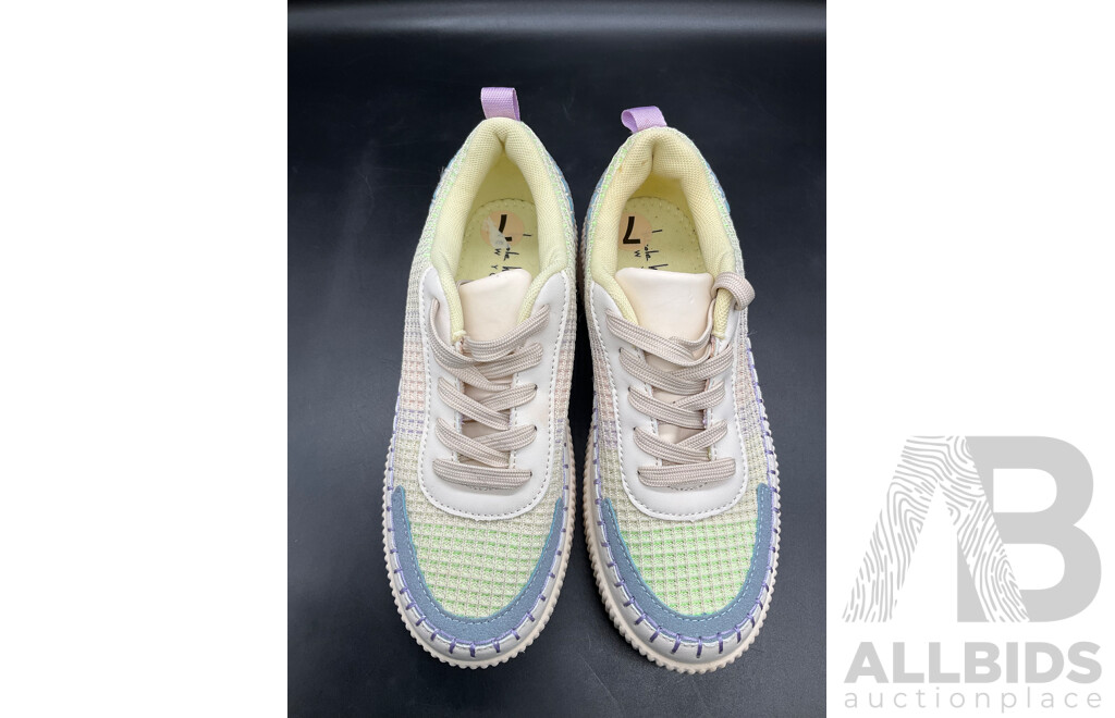 Nicole Miller Size 7 Brita Sneakers