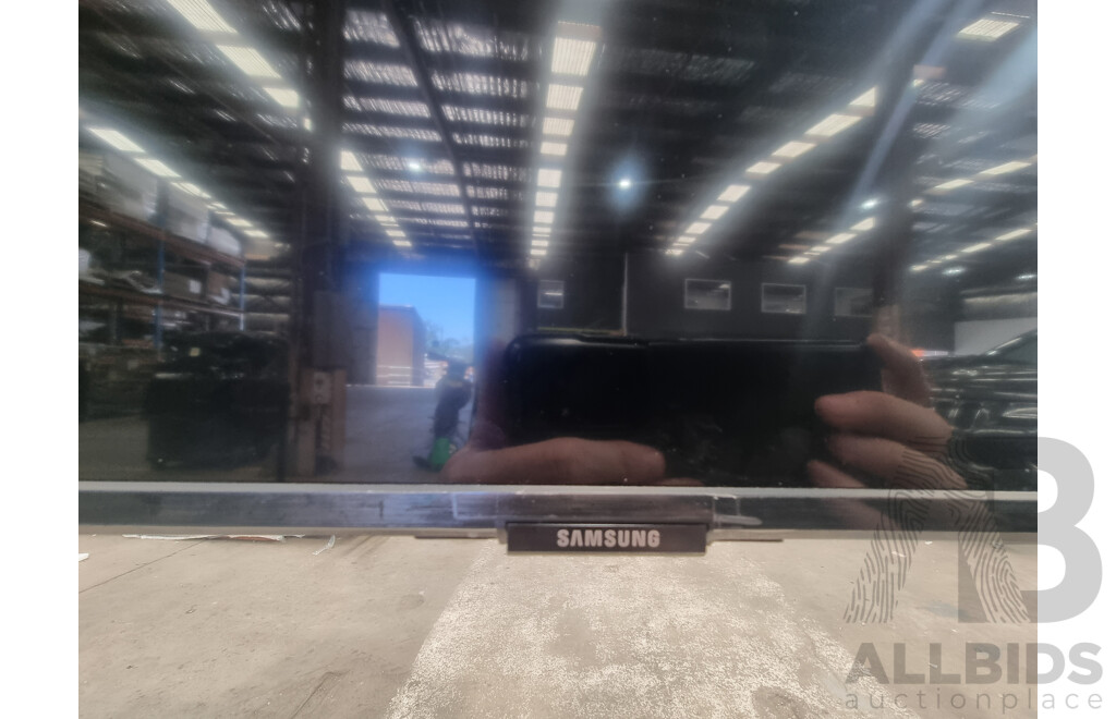 Samsung (QA55Q60AAW) 55-Inch Q60A QLED 4K Smart TV on Mobile Trolley