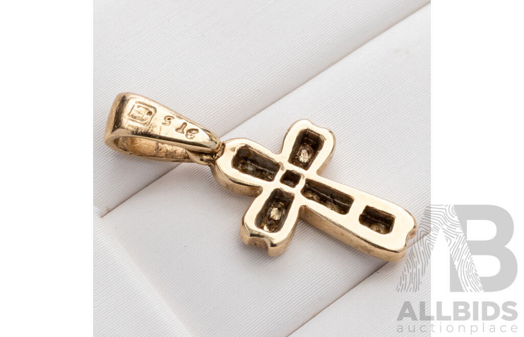 9ct Diamond Set Cross Pendant, est TDW 0.15ct, 22mm Long, 1.40 Grams