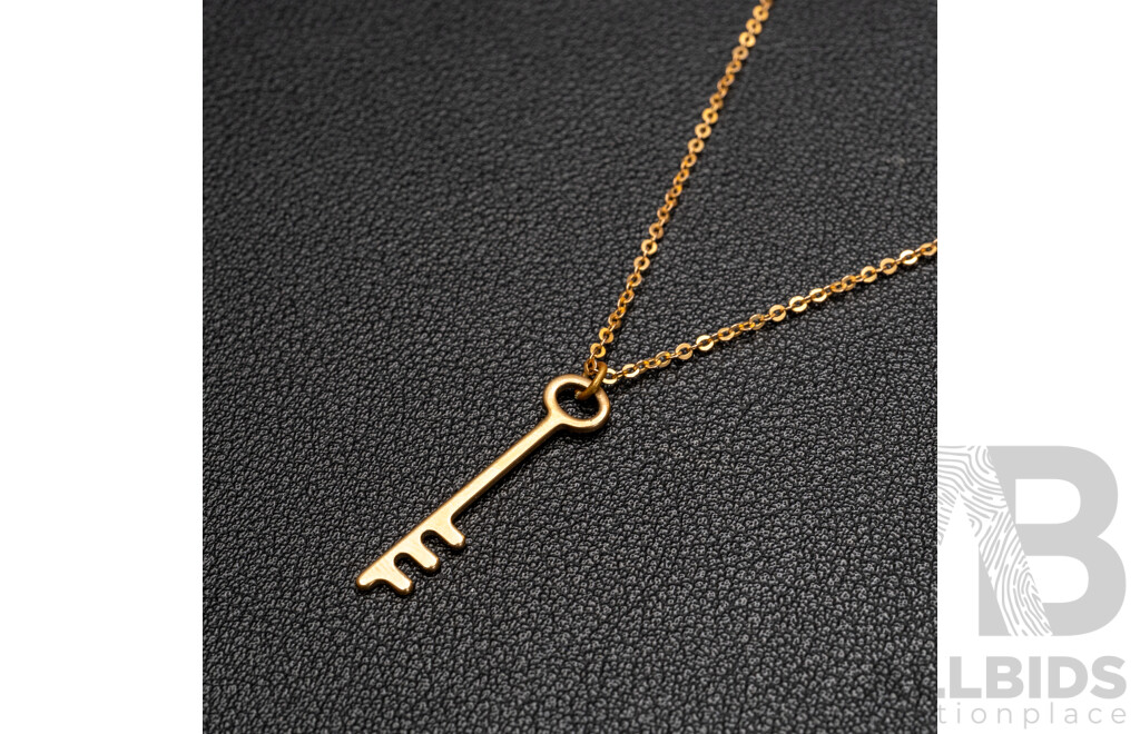 9ct Vintage Skeleton Key Pendant with 45cm Trace Necklace, 2.14 Grams