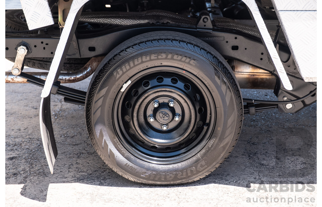 11/2023 Toyota Hilux Workmate (4x2) TGN121R C/Chas Glacier White 2.7L