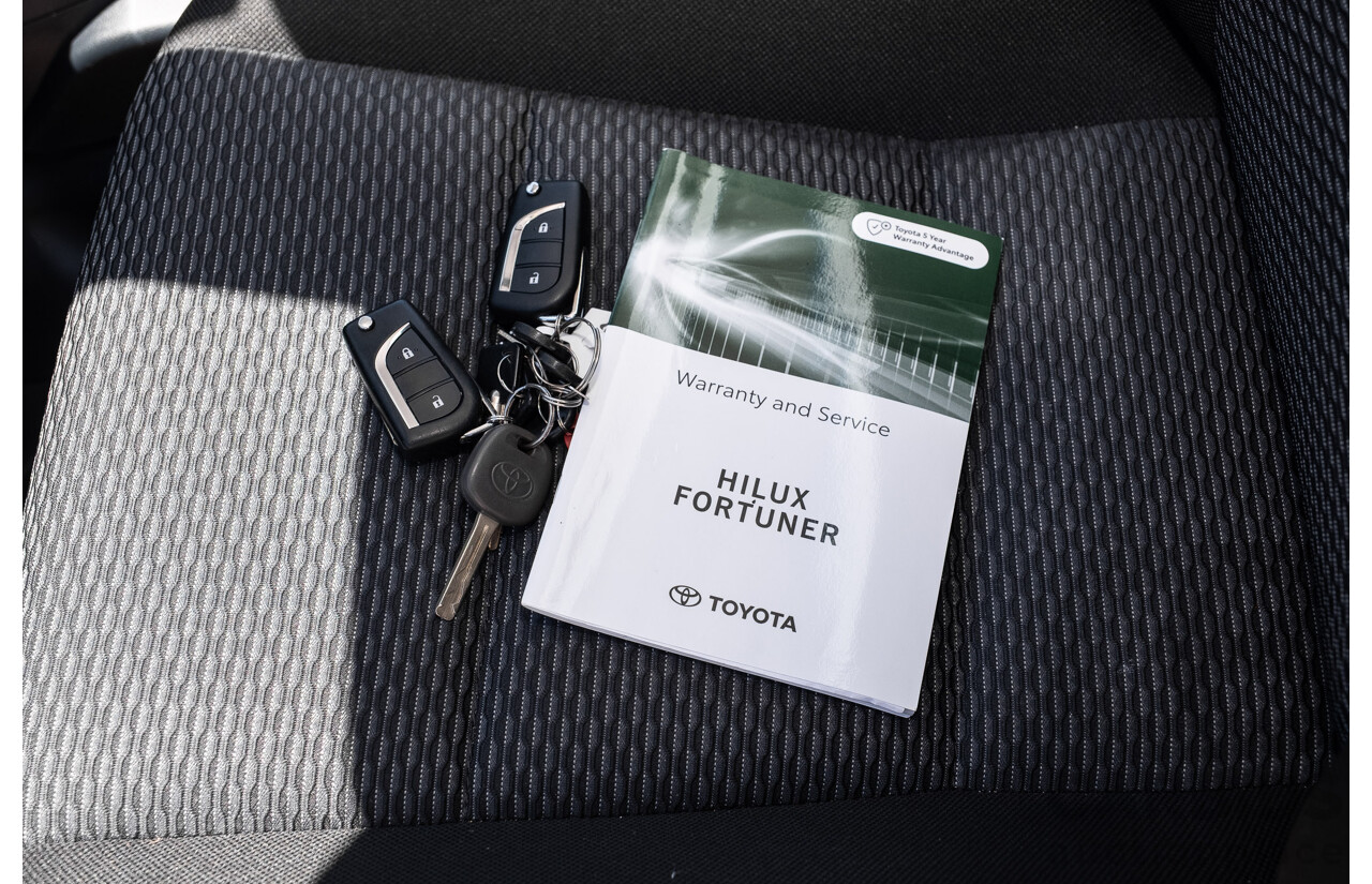 11/2023 Toyota Hilux Workmate (4x2) TGN121R C/Chas Glacier White 2.7L