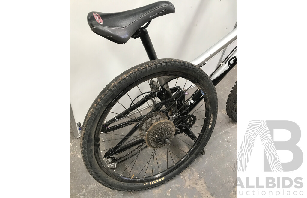Giant Yukon 5x Bike Frame with Tyres