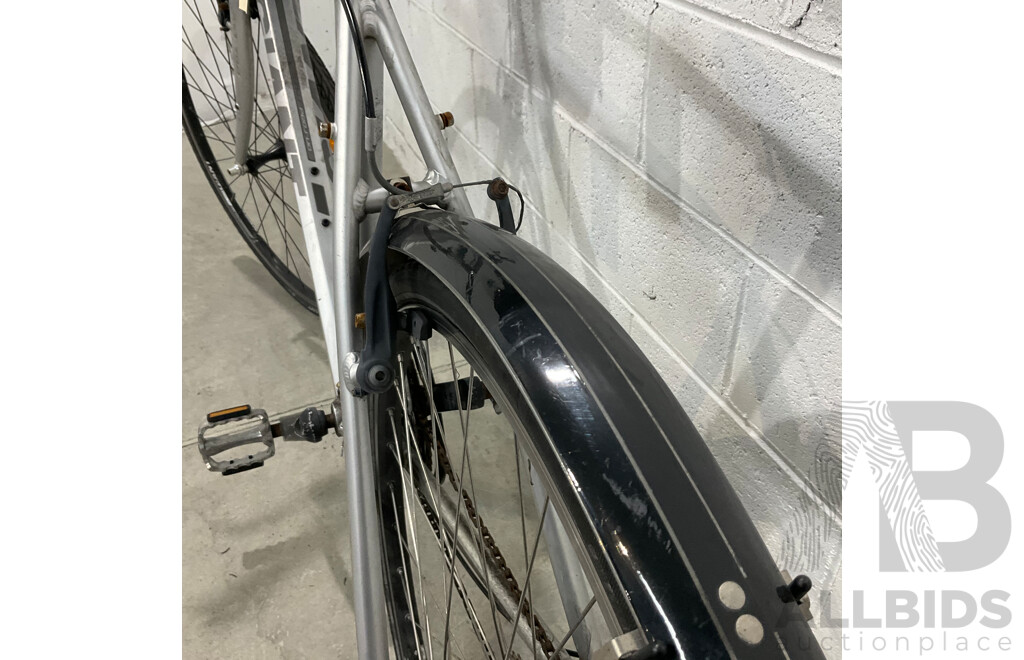 Giant Cross City Road Bike -Size XL - Silver