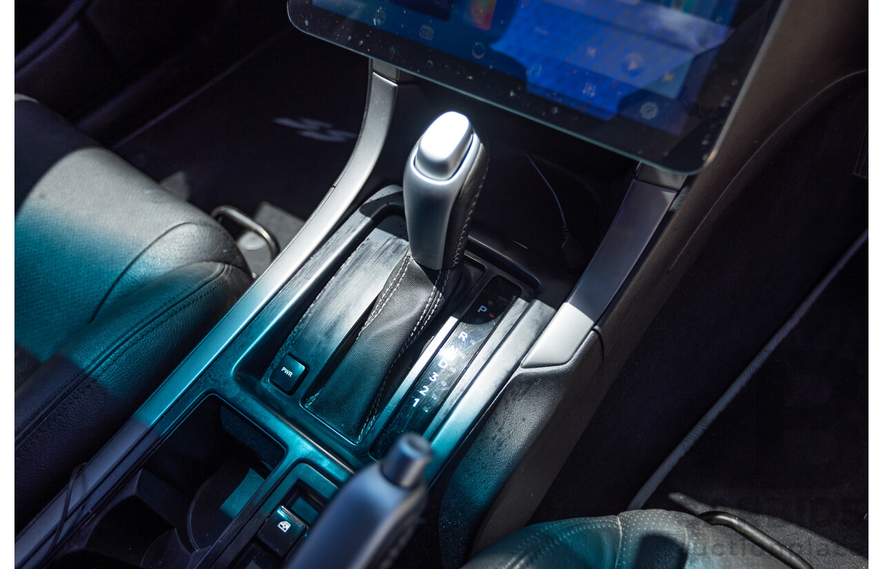 8/2005 Holden Commodore SS VZ Utility Heron White 5.7L V8