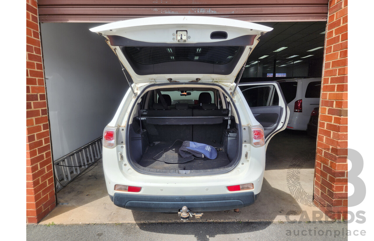 8/2013 Mitsubishi Outlander LS (4x4) ZJ 4d Wagon White 2.4L