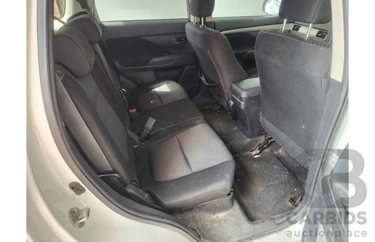 8/2013 Mitsubishi Outlander LS (4x4) ZJ 4d Wagon White 2.4L