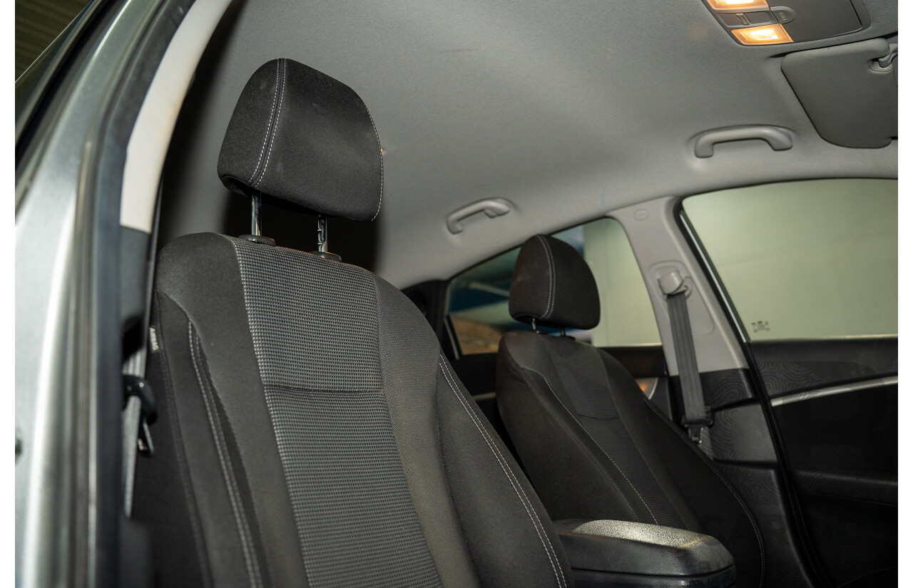 10/2014 Hyundai i30 SE GD MY14 5d Hatchback Sleek Silver 1.8L