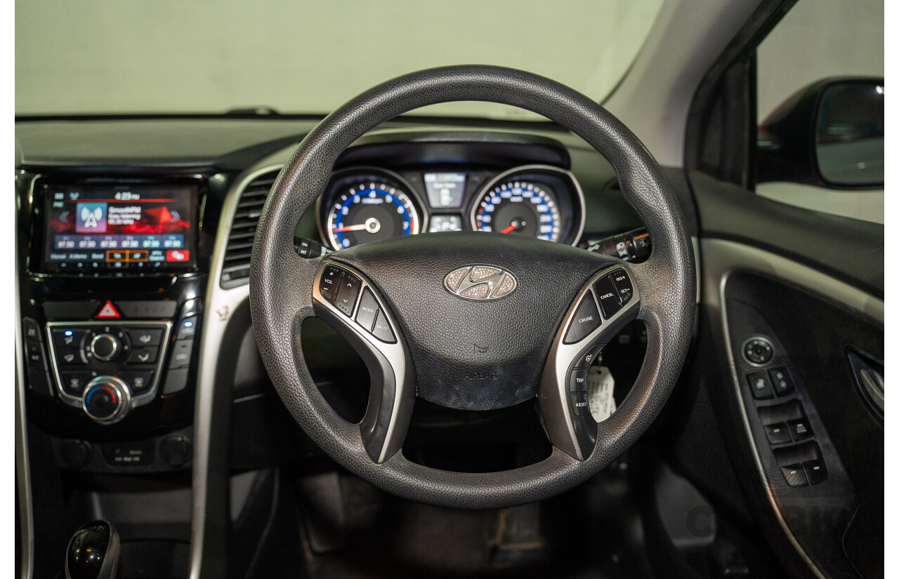 10/2014 Hyundai i30 SE GD MY14 5d Hatchback Sleek Silver 1.8L