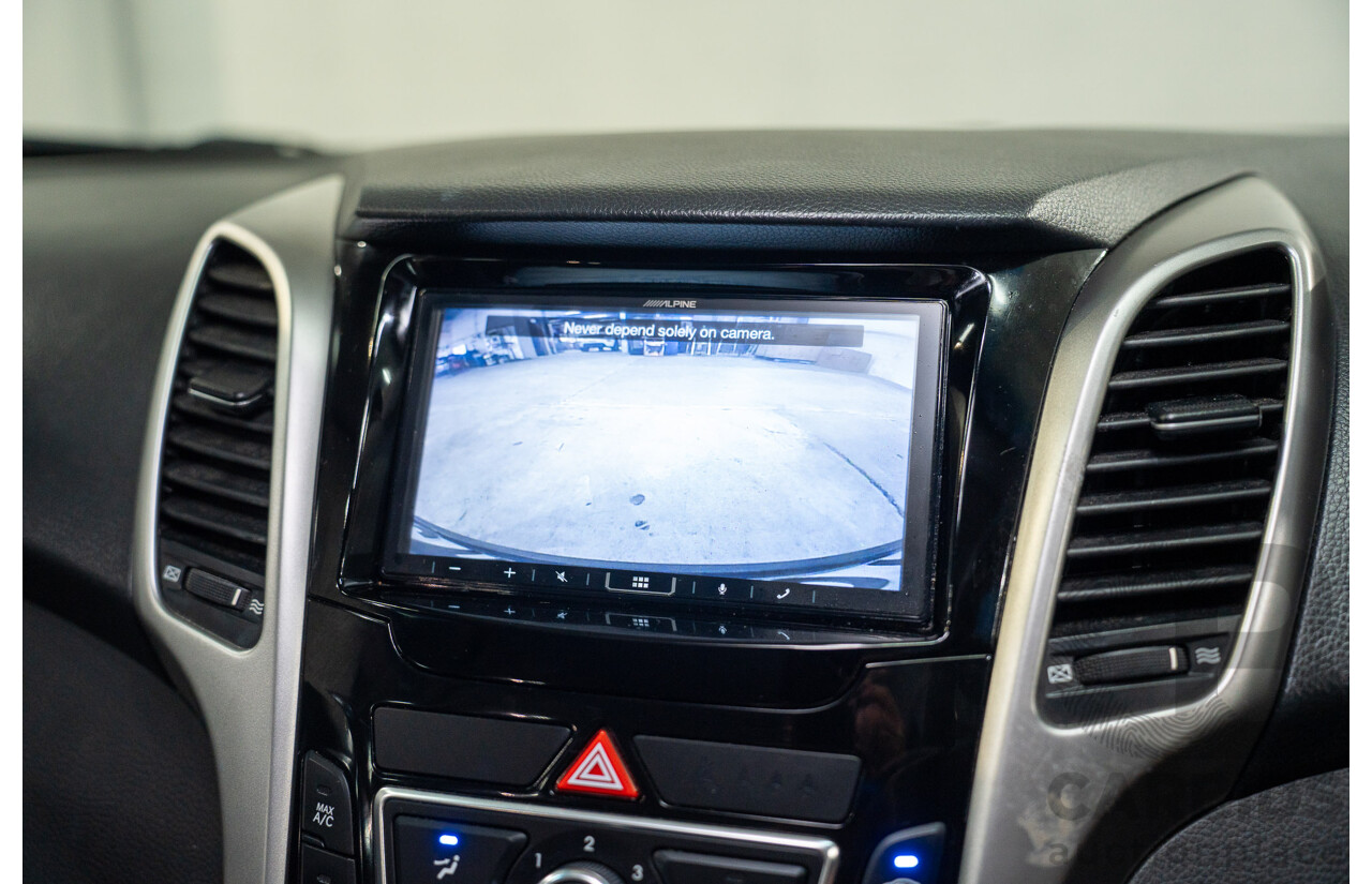 10/2014 Hyundai i30 SE GD MY14 5d Hatchback Sleek Silver 1.8L