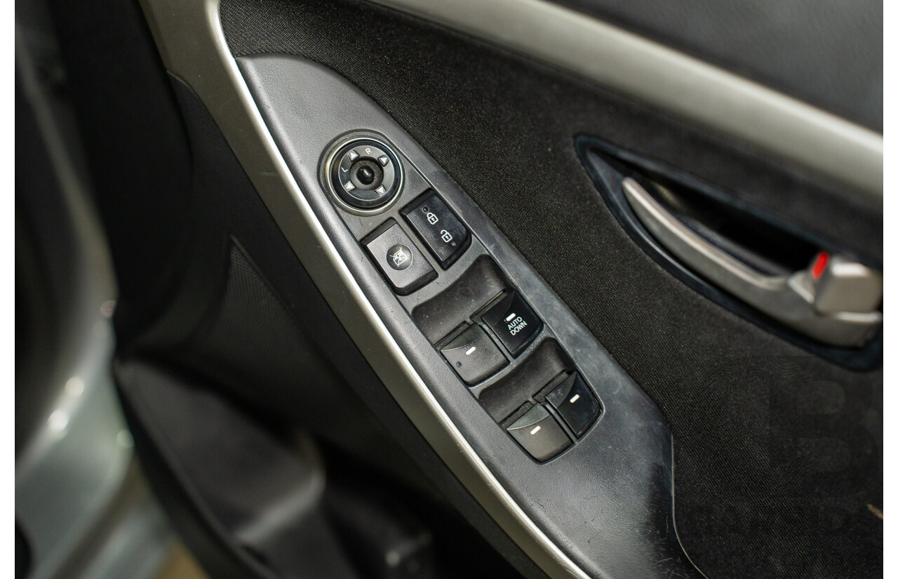 10/2014 Hyundai i30 SE GD MY14 5d Hatchback Sleek Silver 1.8L