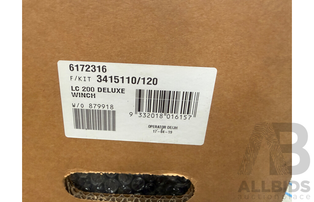 ARB Toyota Landcruiser (2007 - 2011) 3415110 Deluxe 200 Series Winch Bull Bar - Black Powder Coat Finish