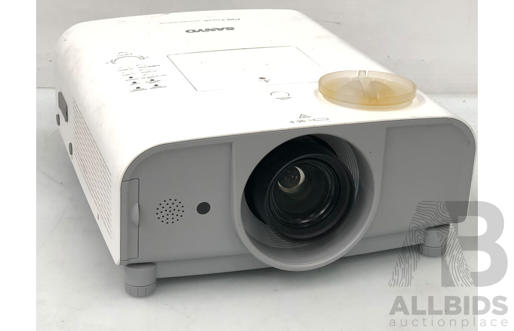 SANYO PLC-XT20 XGA 3LCD Projector