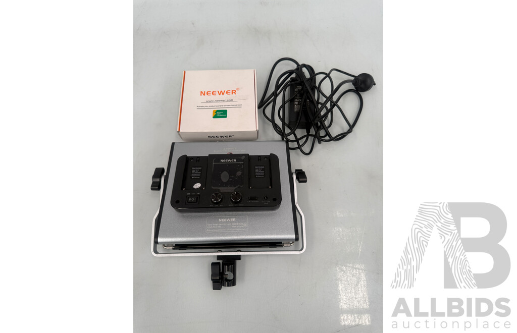 Neewer Bi-color 660 LED Video Light and Stand