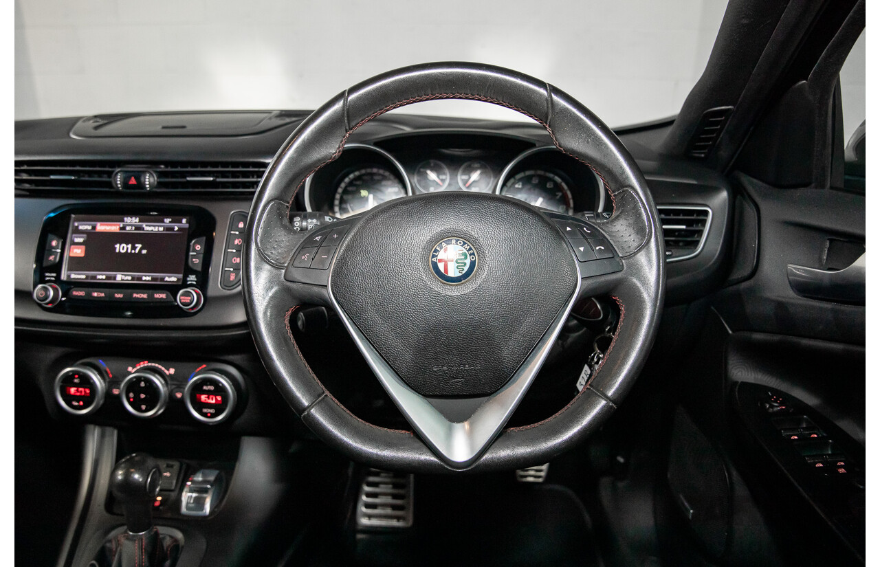 2/2015 Alfa Romeo Giulietta Distinctive MY15 5d Hatchback Alfa Black Turbo 1.4L