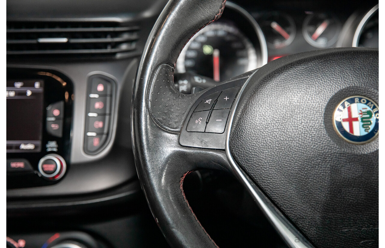 2/2015 Alfa Romeo Giulietta Distinctive MY15 5d Hatchback Alfa Black Turbo 1.4L