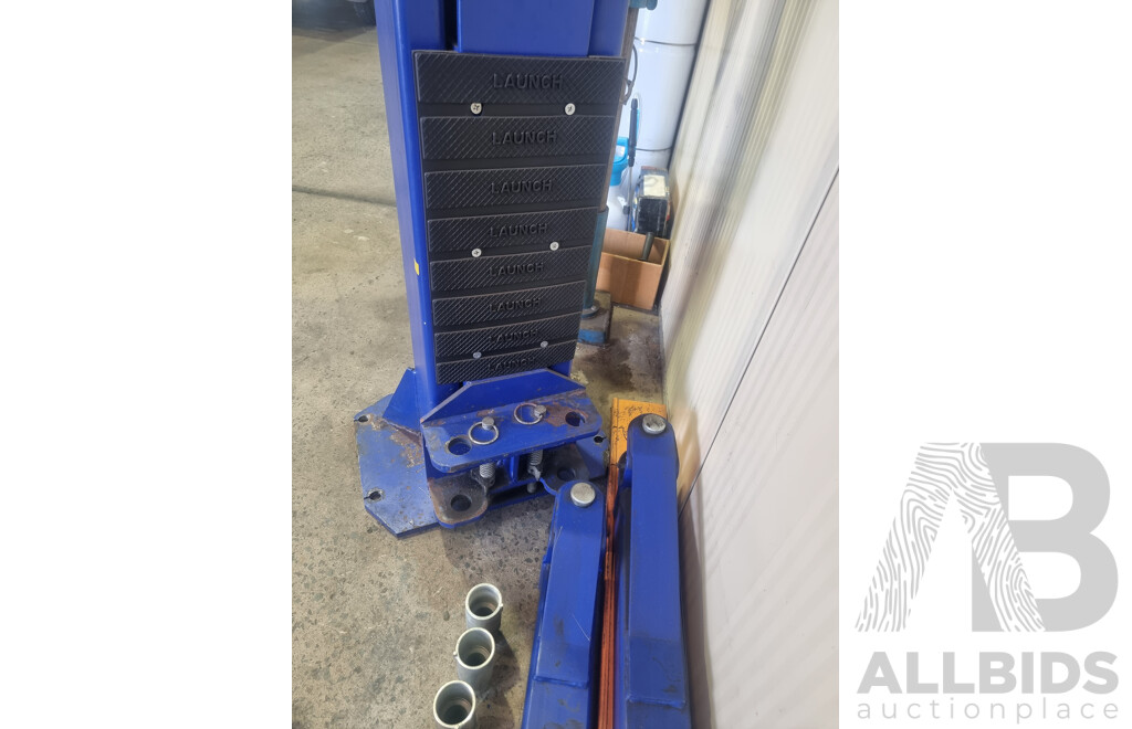 03/2011, Launch, Two-Post 4000KG Asymmetric Car Hoist