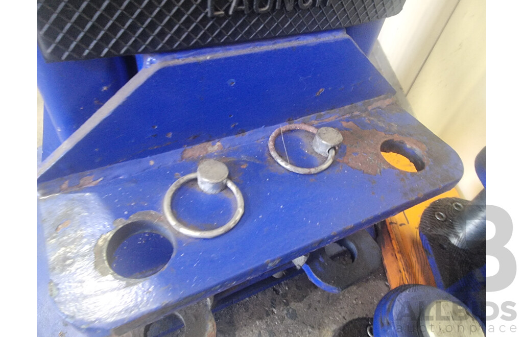 03/2011, Launch, Two-Post 4000KG Asymmetric Car Hoist