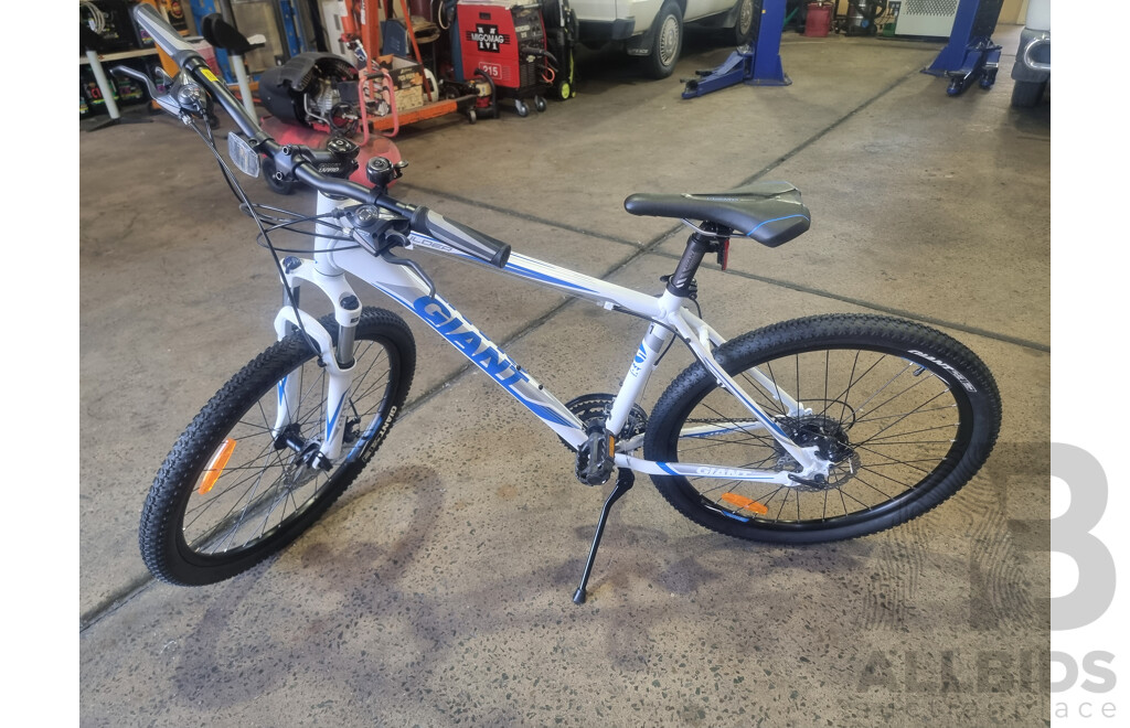 Giant ALUXX 6000, 26-Inch Men's Mountain Bike