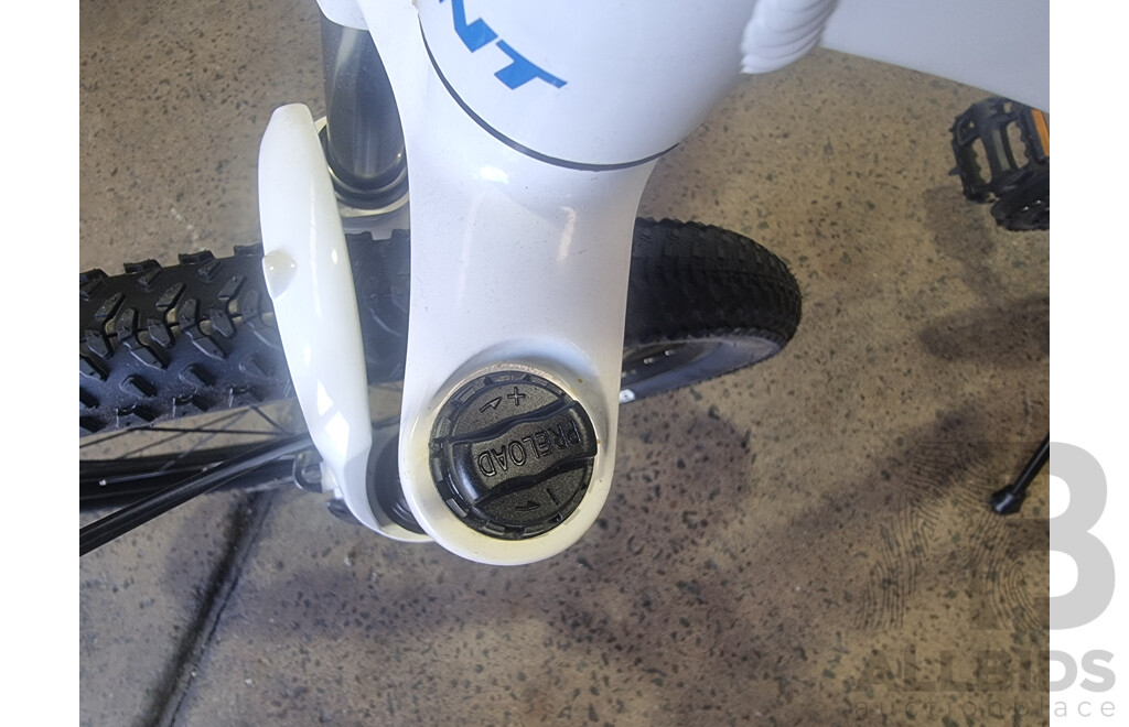 Giant ALUXX 6000, 26-Inch Men's Mountain Bike