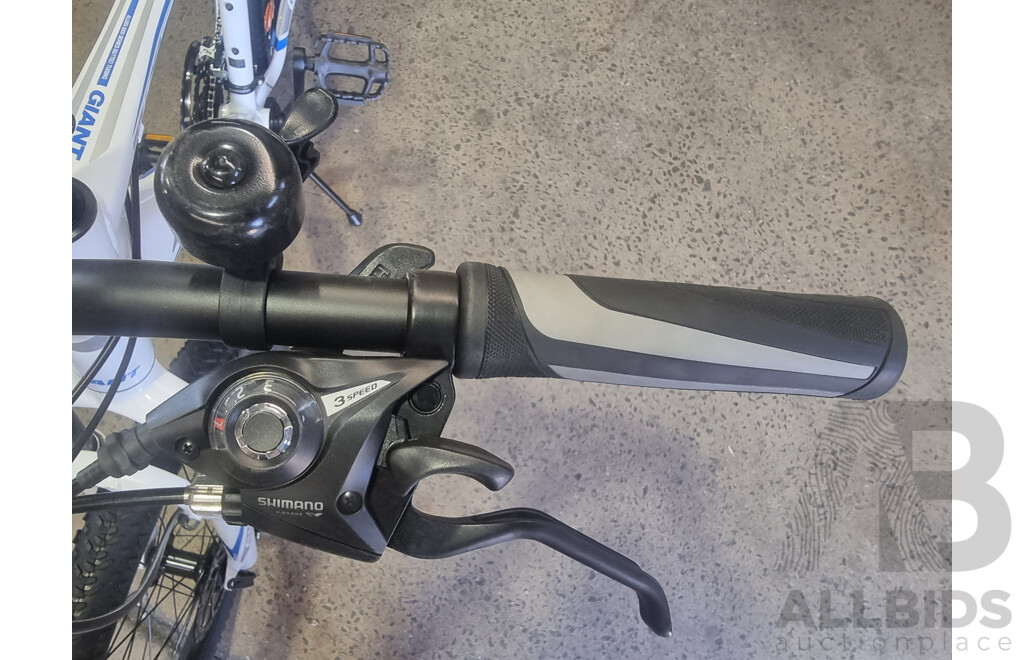 Giant ALUXX 6000, 26-Inch Men's Mountain Bike