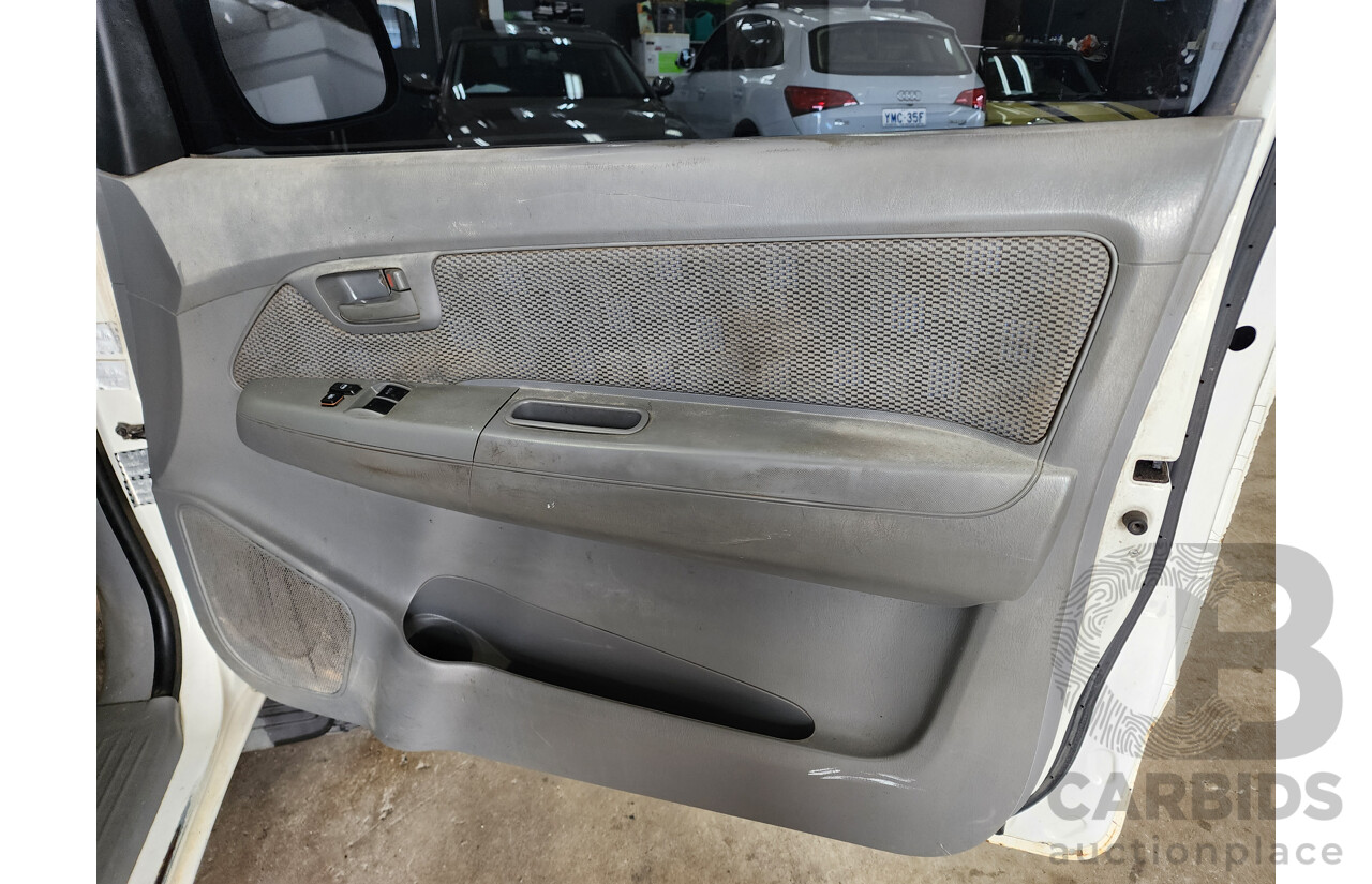 7/2005 Toyota Hilux SR (4x4) KUN26R X Cab C/Chas White 3.0L