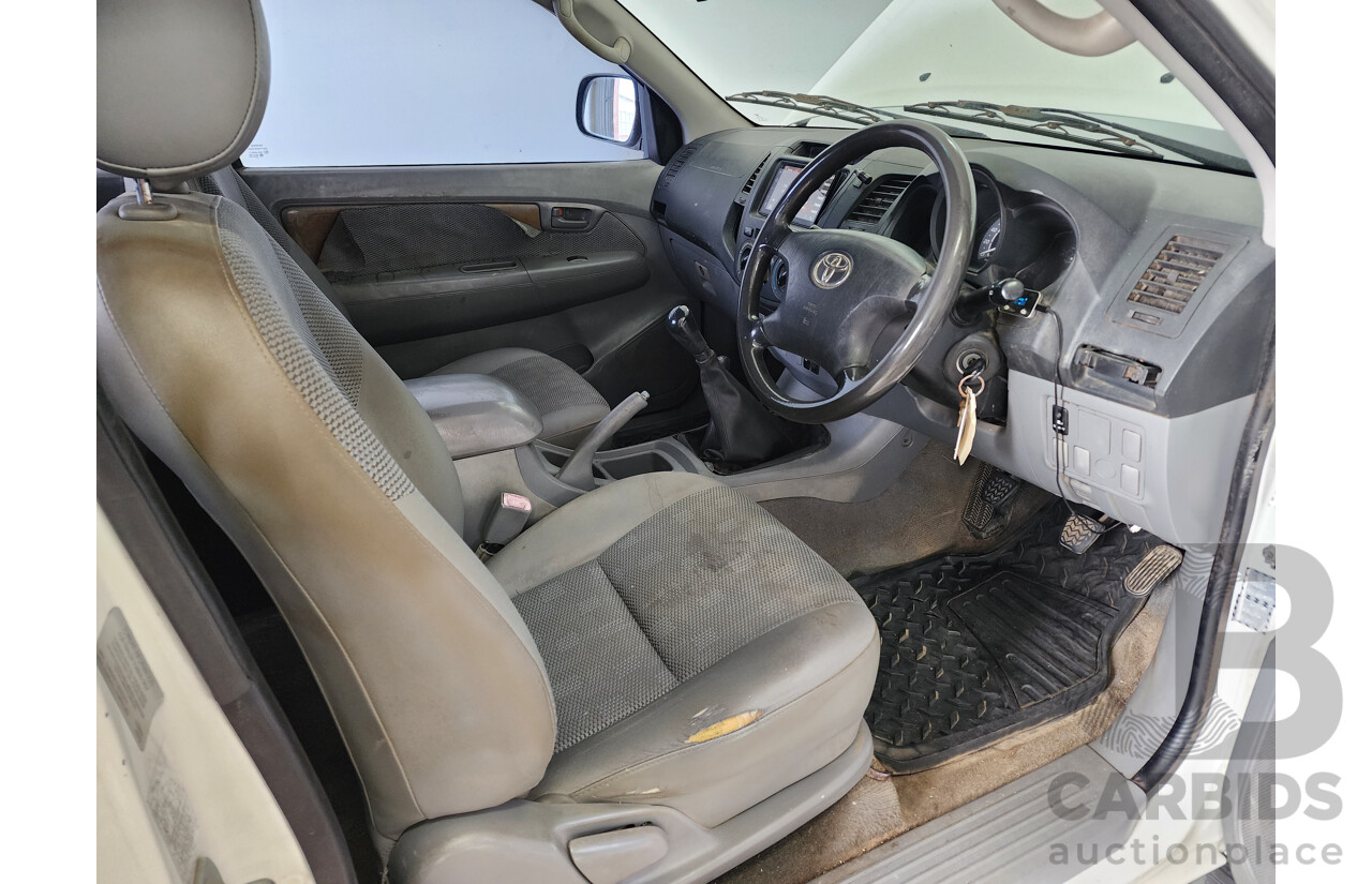 7/2005 Toyota Hilux SR (4x4) KUN26R X Cab C/Chas White 3.0L