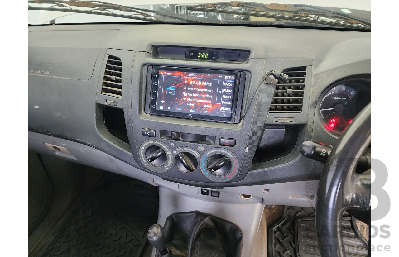 7/2005 Toyota Hilux SR (4x4) KUN26R X Cab C/Chas White 3.0L