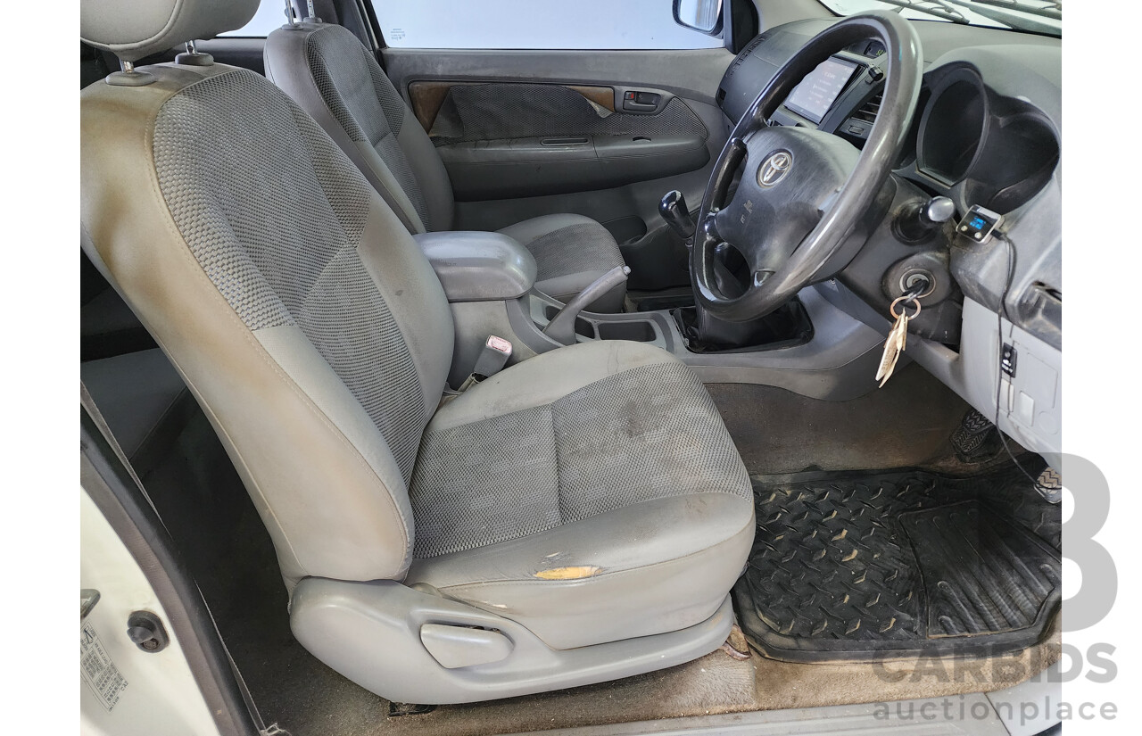 7/2005 Toyota Hilux SR (4x4) KUN26R X Cab C/Chas White 3.0L