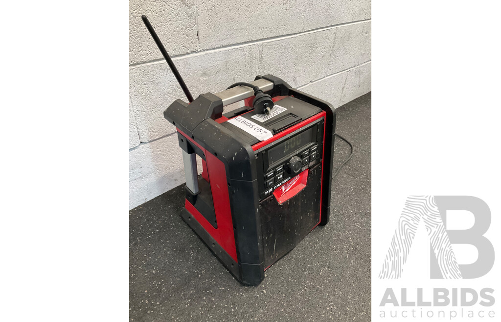 MILWAUKEE M18 Jobsite Radio/Charger (M18 RC)