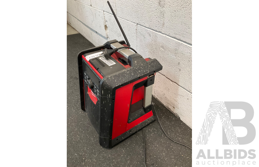 MILWAUKEE M18 Jobsite Radio/Charger (M18 RC)