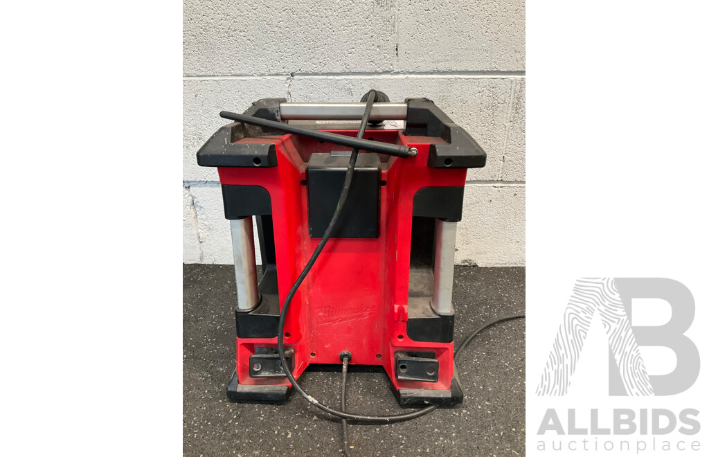 MILWAUKEE M18 Jobsite Radio/Charger (M18 RC)