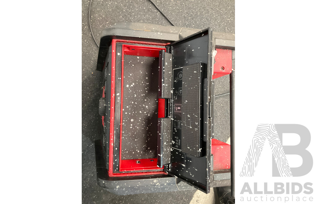 MILWAUKEE M18 Jobsite Radio/Charger (M18 RC)