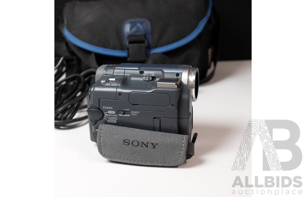 Sony DCR-TRV22E MiniDV Digital Handycam with Carry Bag and Cables
