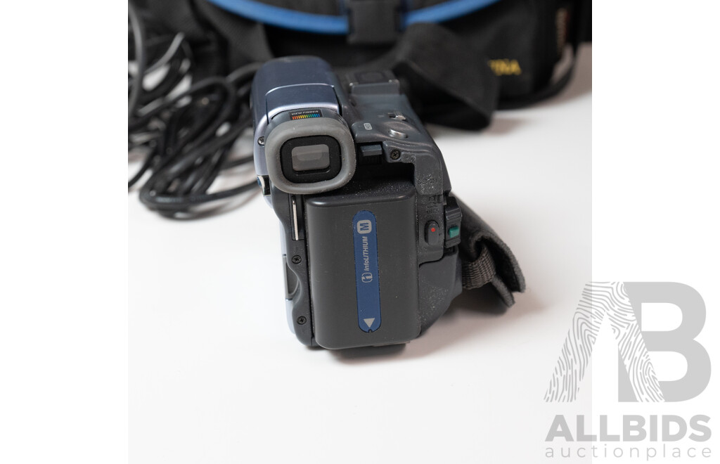 Sony DCR-TRV22E MiniDV Digital Handycam with Carry Bag and Cables