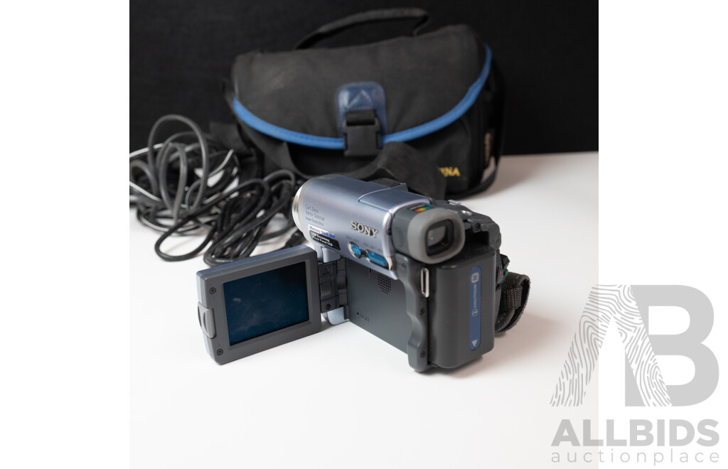 Sony DCR-TRV22E MiniDV Digital Handycam with Carry Bag and Cables