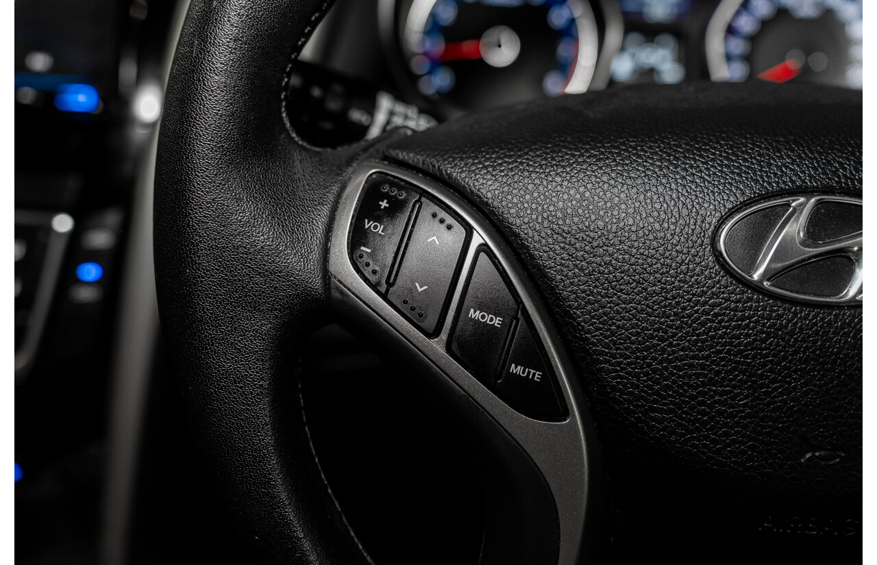 2/2015 Hyundai i30 SE GD MY14 5d Hatchback Creamy White 1.8L