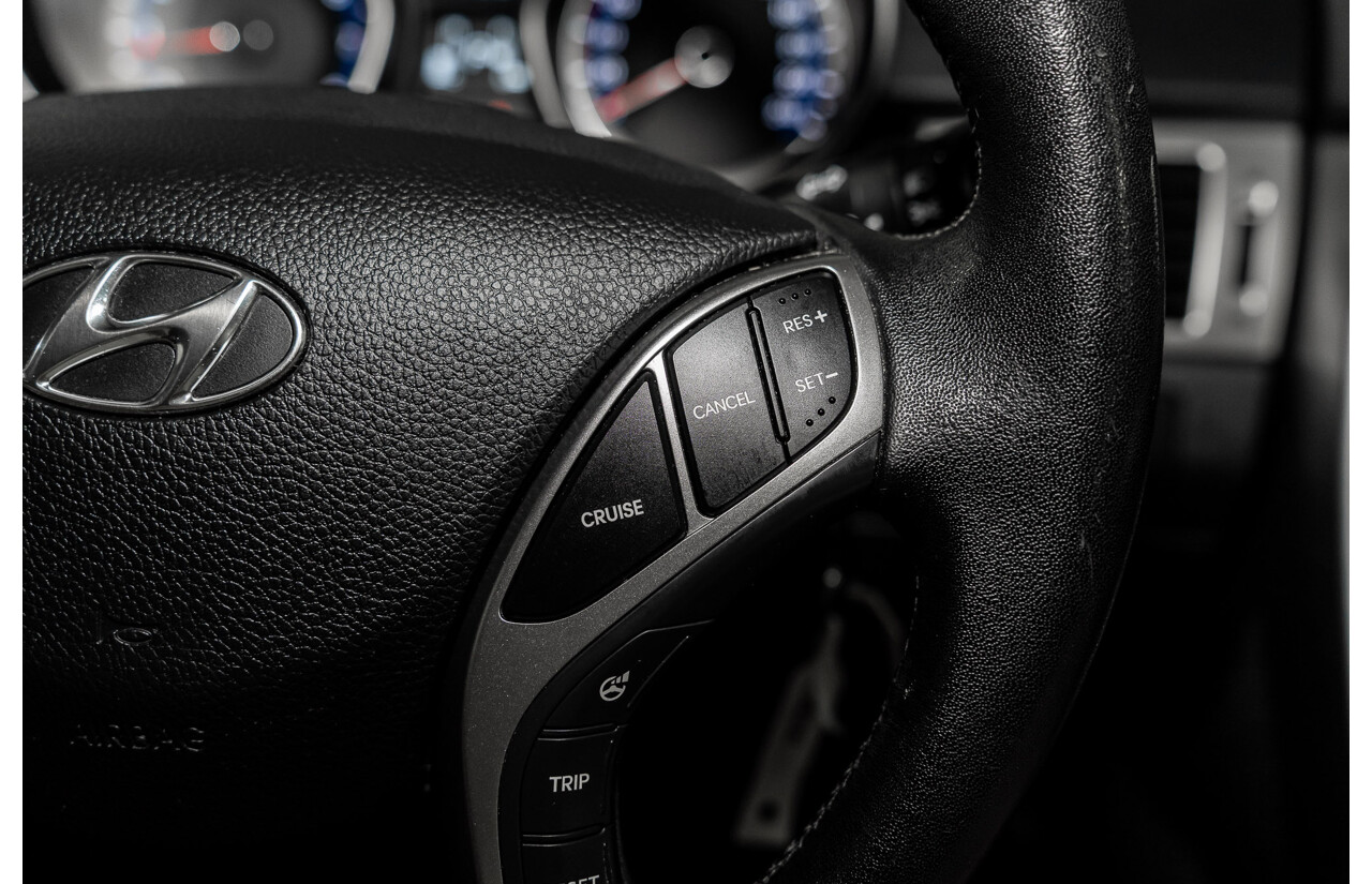 2/2015 Hyundai i30 SE GD MY14 5d Hatchback Creamy White 1.8L